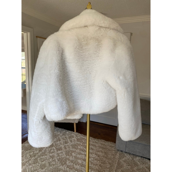 Akira White Faux Fur Cropped Coat Dayanne Glam Classy L Bride Bridal Wedding - Picture 3 of 8